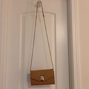 Crossbody handbag. Faux leather.